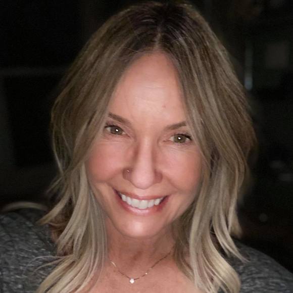 Profile Picture of Melanie Mock (@melaniemock) on Poshmark