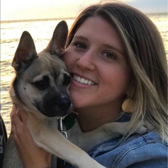 Profile Picture of Alexa Astacio (@alexanastacio) on Poshmark