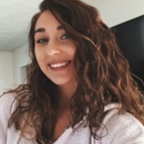 Profile Picture of Caylee Eshelman (@cayl33_22) on Poshmark