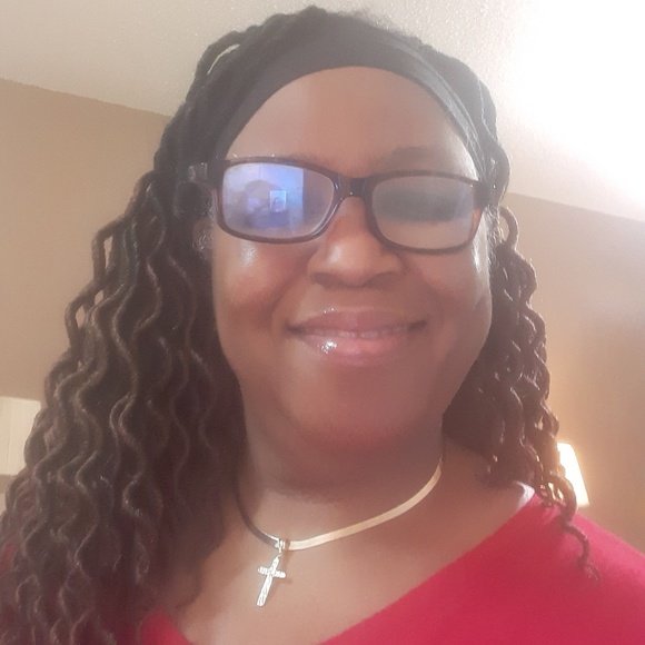 Profile Picture of Carolyn Watts (@caramel60330) on Poshmark