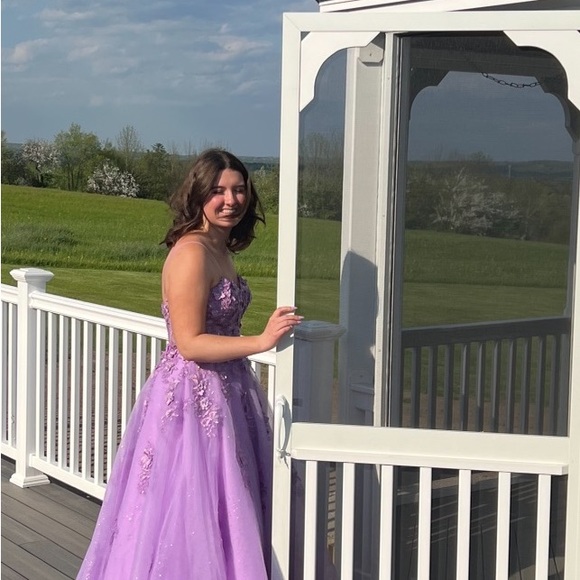 Profile Picture of Dannika Moore (@dannikamoore) on Poshmark