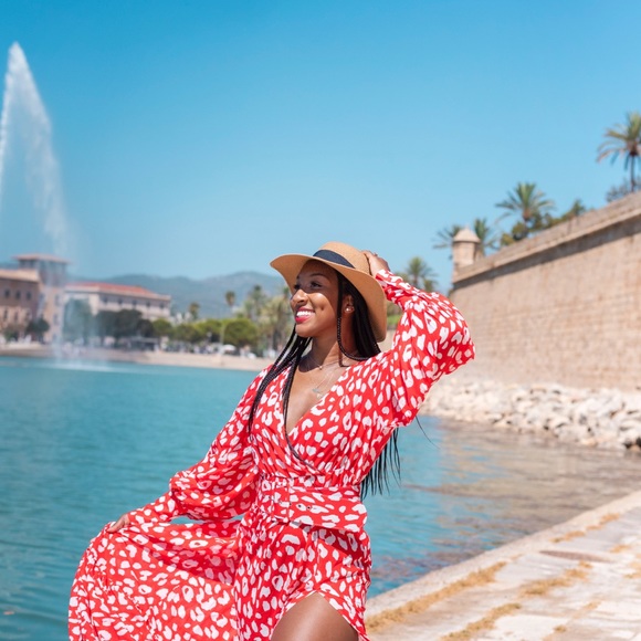 Profile Picture of Simone Lee (@monalexis) on Poshmark