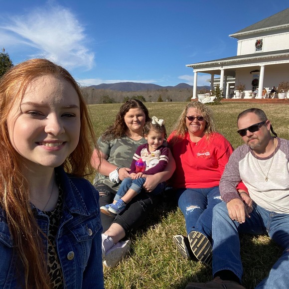 Profile Picture of Karen Lauramore (@karenlauramore) on Poshmark