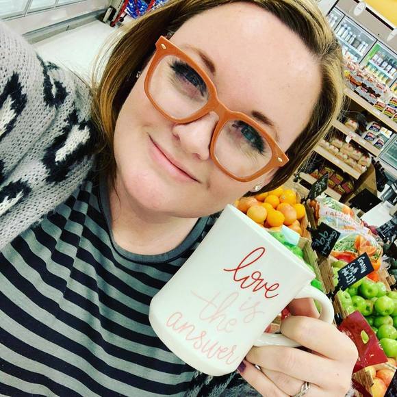 Profile Picture of Shawna Hanks (@shawnahanks33) on Poshmark