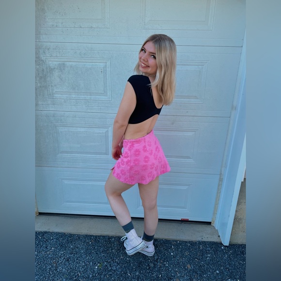 Profile Picture of Emma Springer (@emmaspringer_) on Poshmark