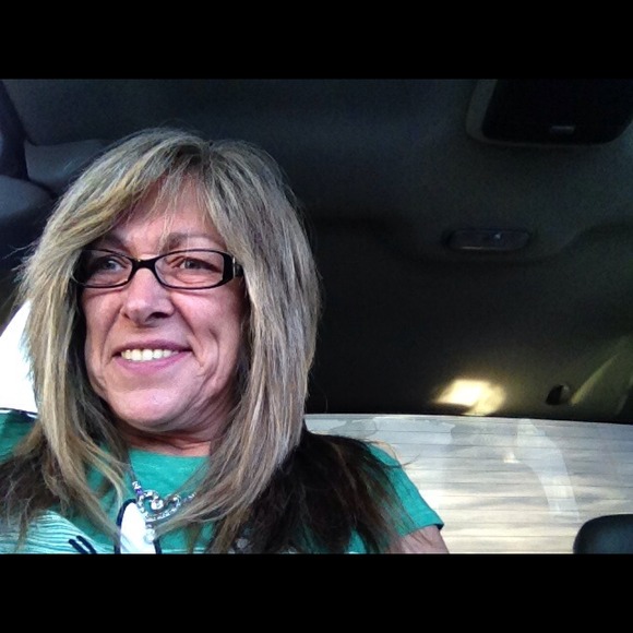 Profile Picture of Susan Arnell (@funnyrivergal) on Poshmark