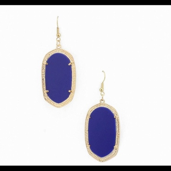 Profile Picture of Anna Schneeberger (@karalanejewelry) on Poshmark