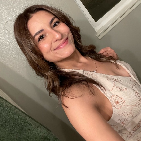 Profile Picture of Janette Serrano (@janettee) on Poshmark