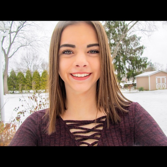 Profile Picture of Juliana Kupetz (@julianakupetz_) on Poshmark