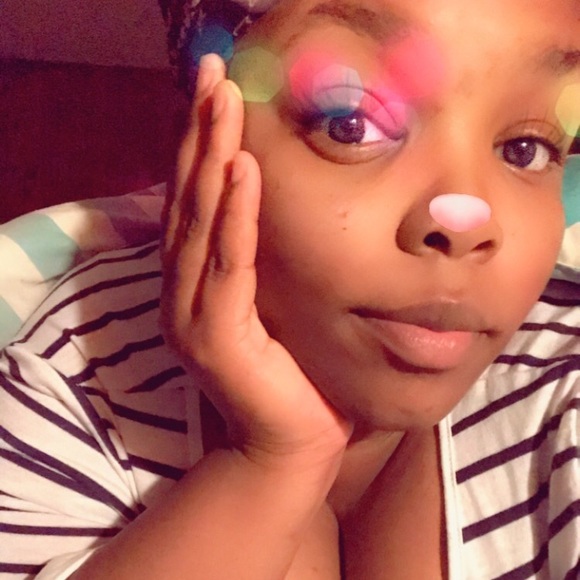 Profile Picture of Ieishia Golden (@lotuslove425) on Poshmark