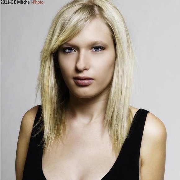 Profile Picture of Allie Newrones (@anewrones) on Poshmark