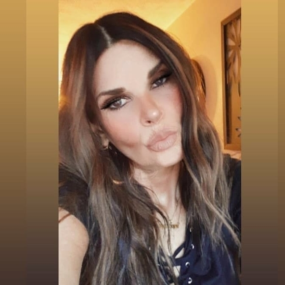 Profile Picture of Lisa Curcuru (@lisaoliveri) on Poshmark