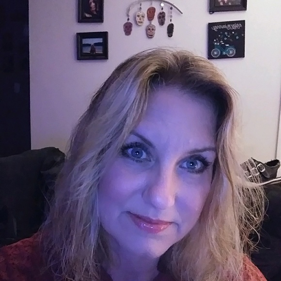 Profile Picture of Robin Surber (@rsurber) on Poshmark