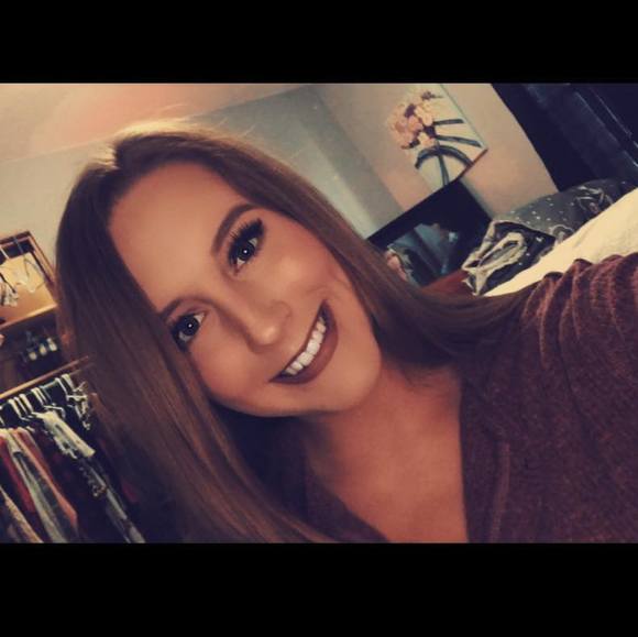 Profile Picture of Tesla Bartling (@tes_la) on Poshmark