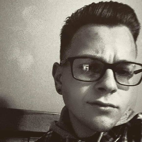 Profile Picture of Thomas Denigris (@tommyd1999) on Poshmark