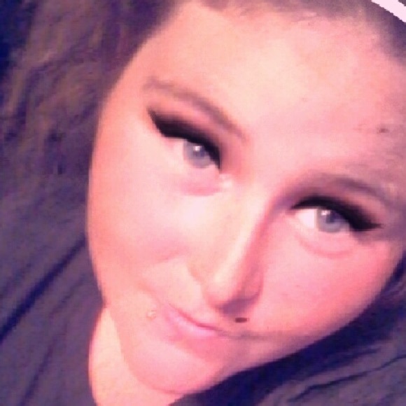 Profile Picture of Destiny Blansett (@destinypitt23) on Poshmark