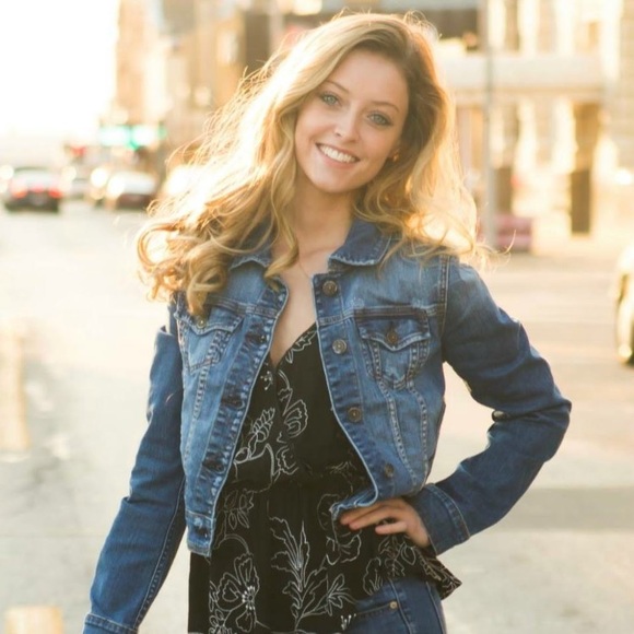 Megan Blickhan - Poshmark Profile Picture of Megan Blickhan (@meganblickhan) on Poshmark