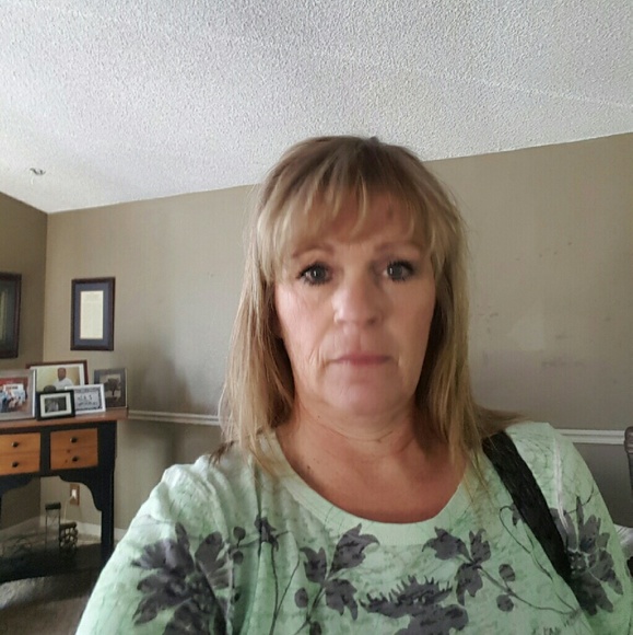 Profile Picture of Donna Larsen (@dingalingdd) on Poshmark