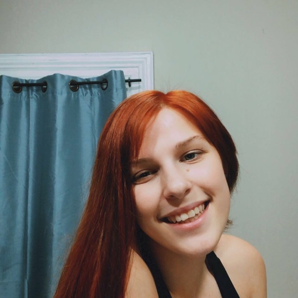 Profile Picture of Taryn Albright (@tarynalbright) on Poshmark