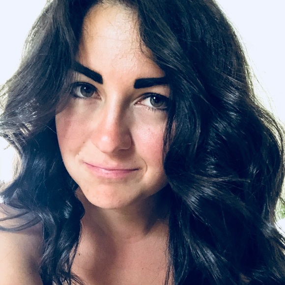 Profile Picture of Alice Damian (@alicedamian) on Poshmark