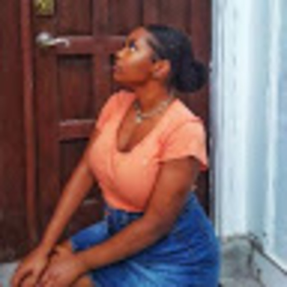 Profile Picture of Amari Smith (@amarismith222) on Poshmark