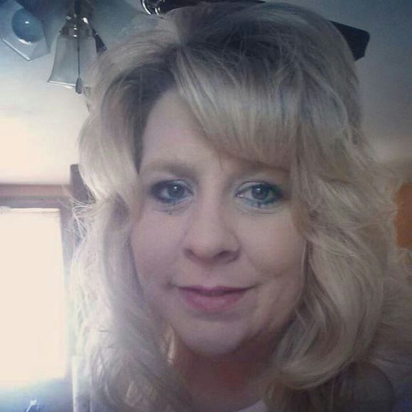 Profile Picture of Dawn Shoemaker (@rolstone90) on Poshmark