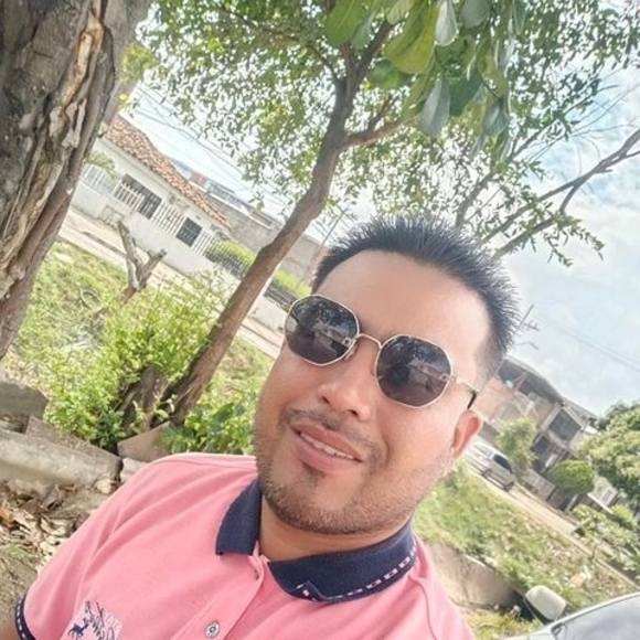 Profile Picture of Elvis Rengel (@elvis87) on Poshmark