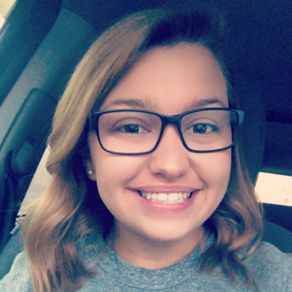 Profile Picture of Amanda Job (@ajob1207) on Poshmark