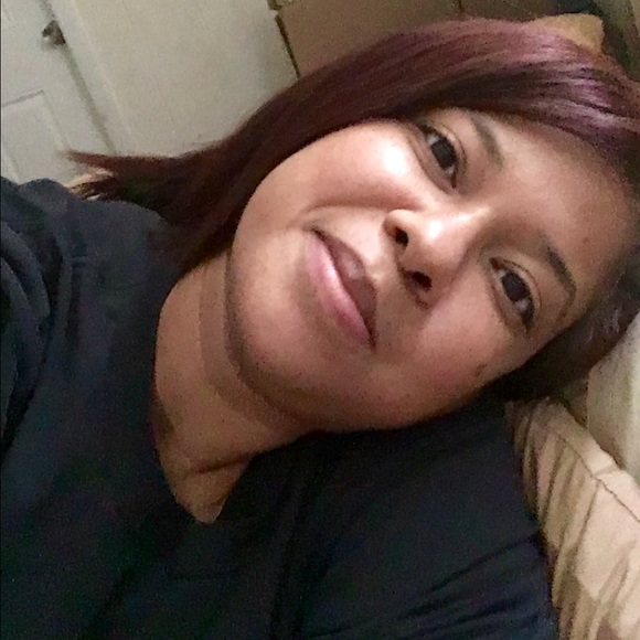 Profile Picture of Leah Thomas (@lele0406) on Poshmark