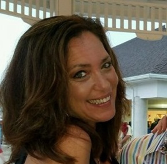 Profile Picture of Angela Forshey (@angelaforshey) on Poshmark