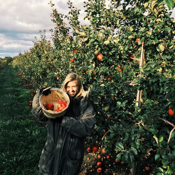 Profile Picture of Maggie Lazaroski (@maggiepants700) on Poshmark