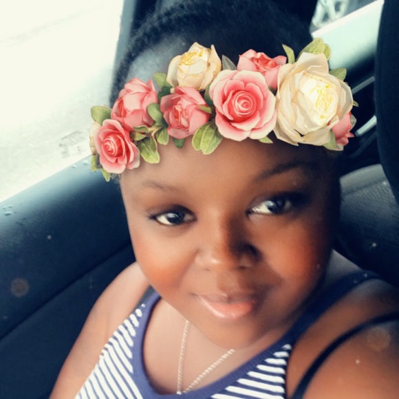 Profile Picture of Shatara Barlatier (@tara9016) on Poshmark