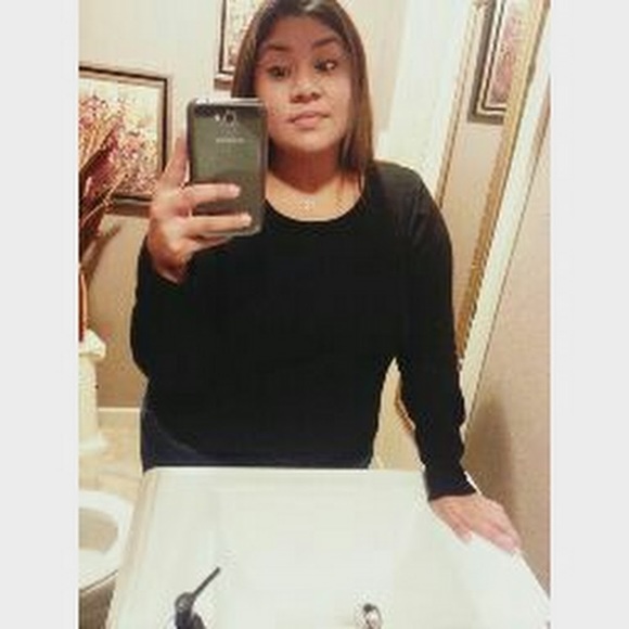Profile Picture of Chasity Hernandez (@chasitynikole) on Poshmark