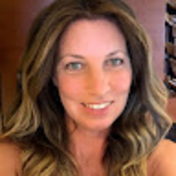 Profile Picture of Nichole Moore (@nicholejmoore) on Poshmark