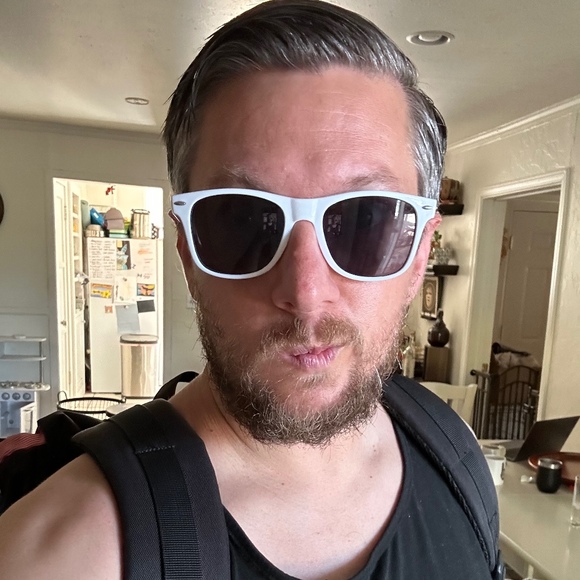 Profile Picture of Robert Duff (@dtpsells) on Poshmark
