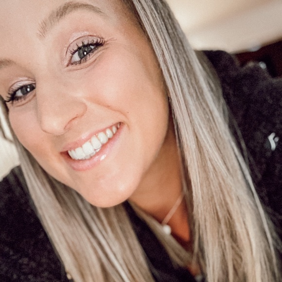 Colette Scheffers - Poshmark Profile Picture of Colette Scheffers (@colette1026) on Poshmark