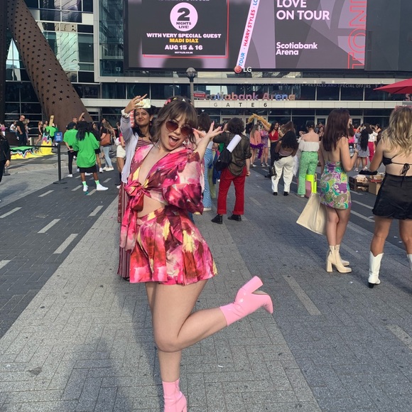 Profile Picture of Alyssa Luxton (@alyssa_luxton) on Poshmark