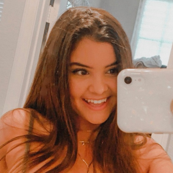 Profile Picture of Julia Vollet (@juliavollet9) on Poshmark