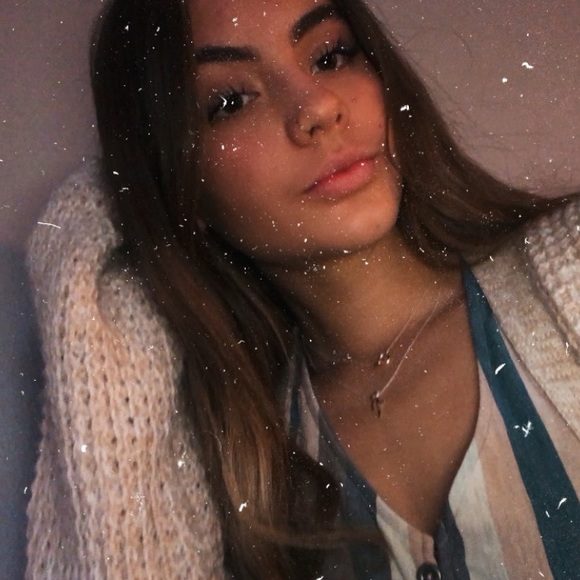 Profile Picture of Haidyn Manibusan (@haidynm) on Poshmark