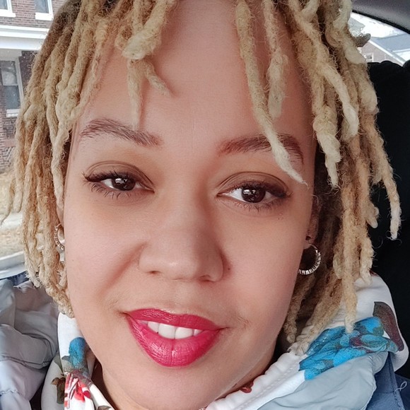 Profile Picture of Dina Abdulkareem (@sunshinedlux) on Poshmark