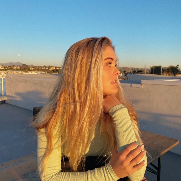 Profile Picture of Caroline Gabus (@carolinegabus) on Poshmark