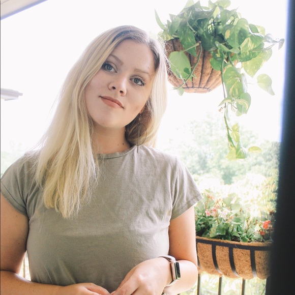 Profile Picture of Anna Hochadel (@foxandbearfinds) on Poshmark