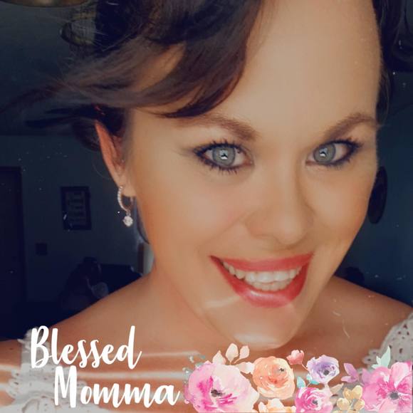 Profile Picture of Lynley Janetzko (@lynnfuller16) on Poshmark