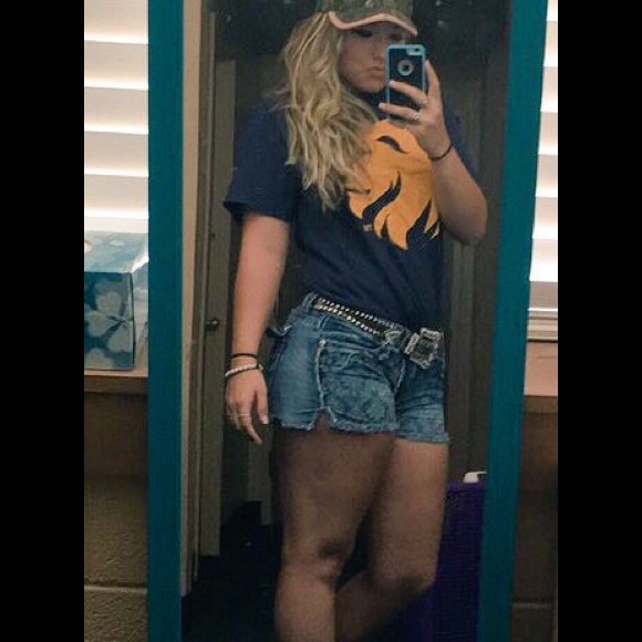 Profile Picture of Hailey Burt (@haileyburt) on Poshmark