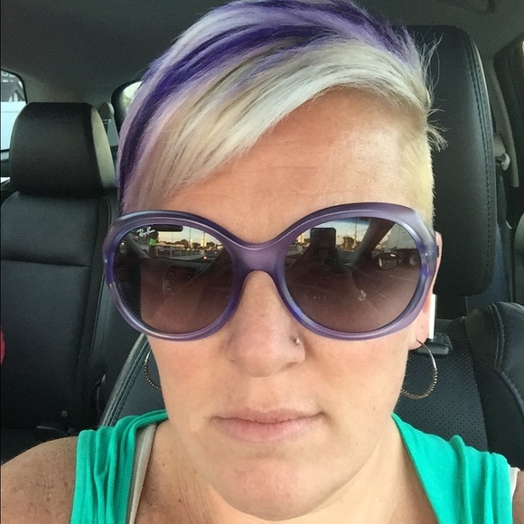 Profile Picture of Bernadette Latchum (@dette15) on Poshmark