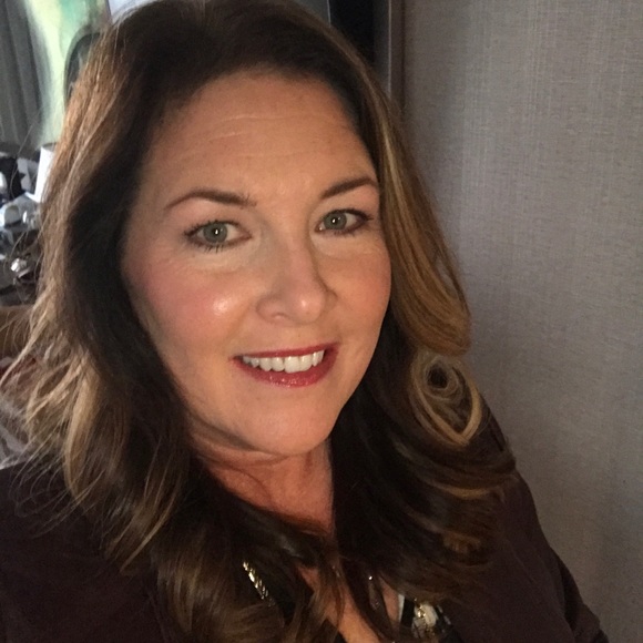 Profile Picture of Katie Elsworth (@elsworthk) on Poshmark