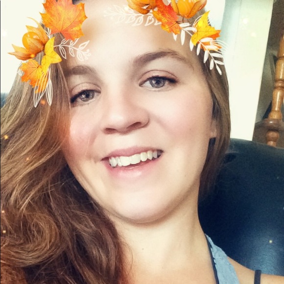 Profile Picture of Caitlin Glonek (@caitlinn_loveee) on Poshmark