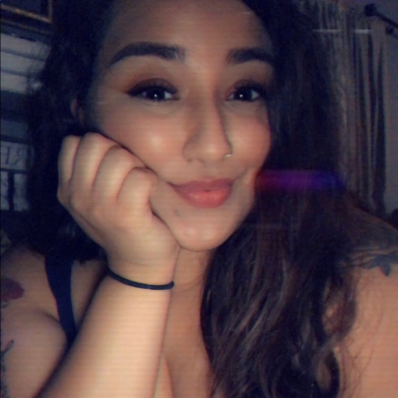 Profile Picture of Antoinette Ramirez (@rnette021) on Poshmark