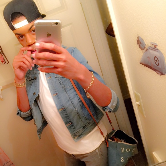 Profile Picture of Christian Wallace (@ceeedior) on Poshmark