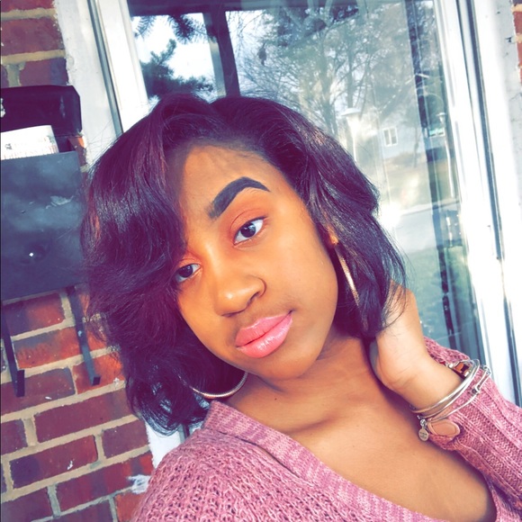 Profile Picture of Ariel Knight (@aknight98) on Poshmark